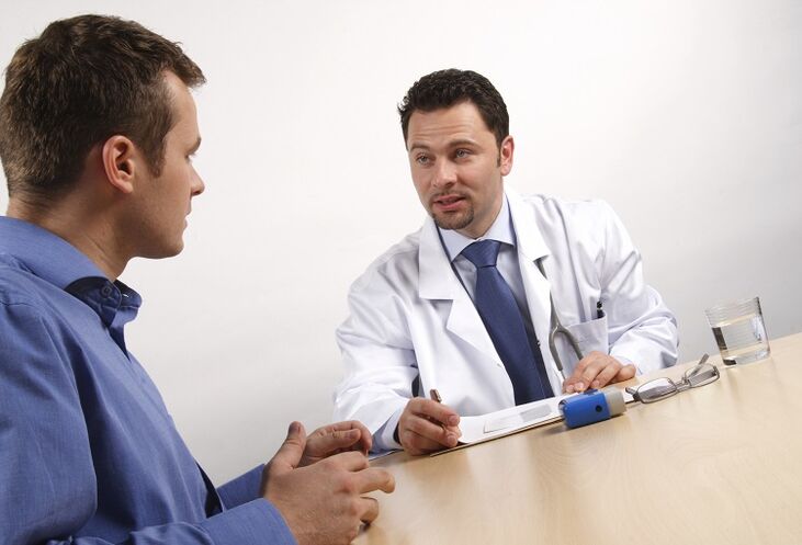 Una consulta médica antes de una operación para aumentar un miembro