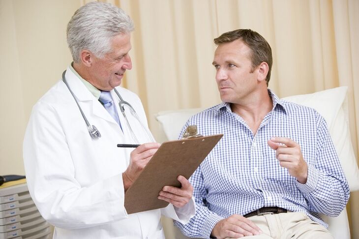 médico y paciente antes de la operación para aumentar el miembro