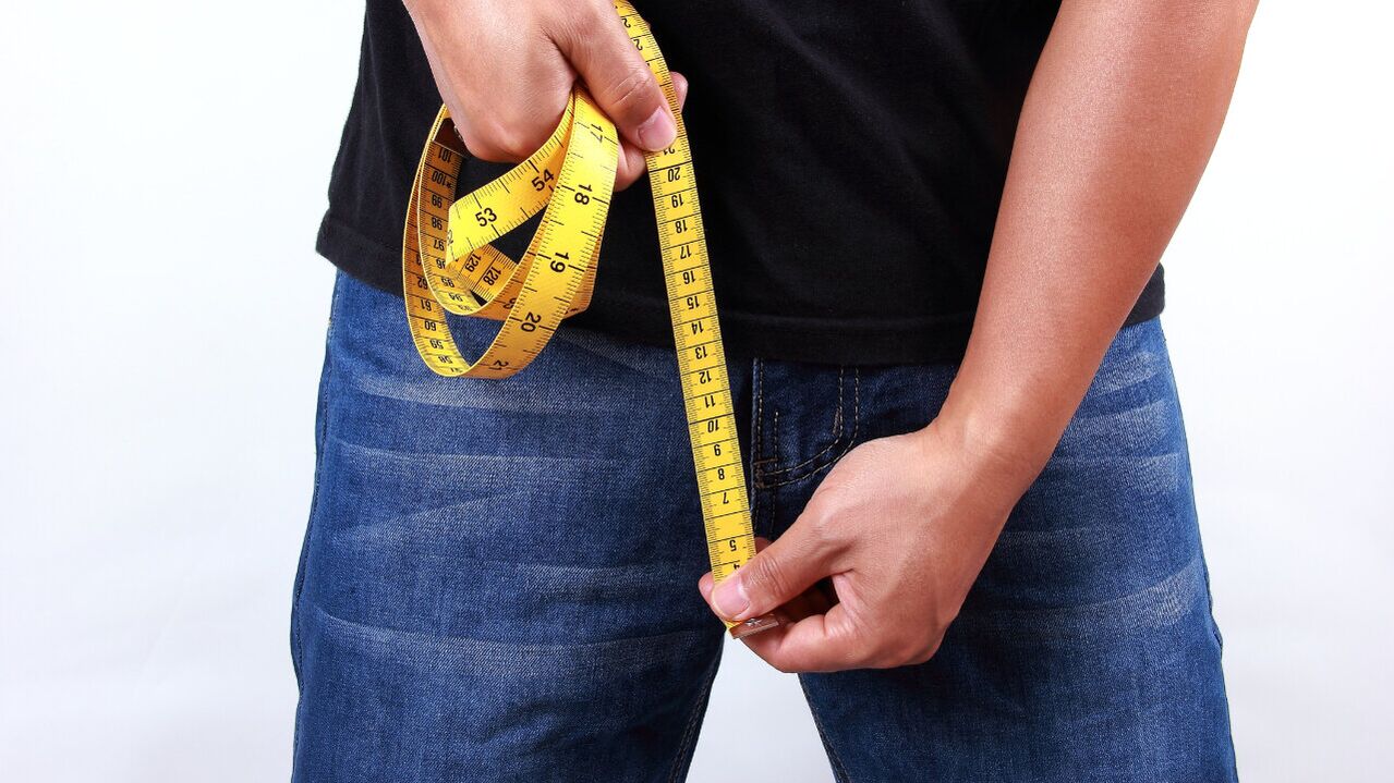 hombre midiendo el pene antes de agrandarlo