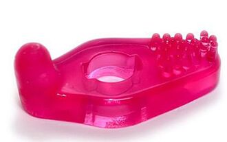 Accesorio de pene que estimula el clítoris de una mujer.